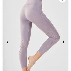 fabletics seamless mid-rise solid capri lilac xs